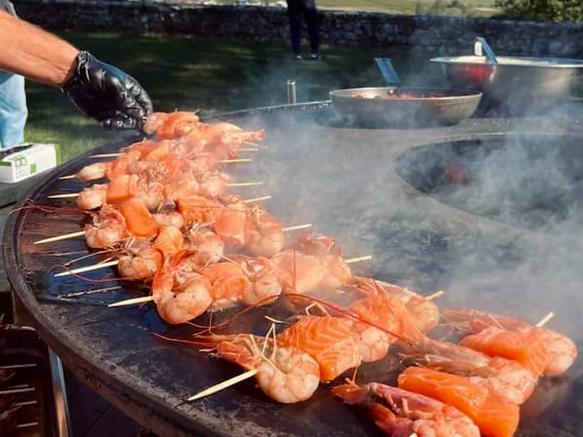Brochettes de crevettes et de saumon cuisinées au brasero Au Comptoir de l'Épicurien