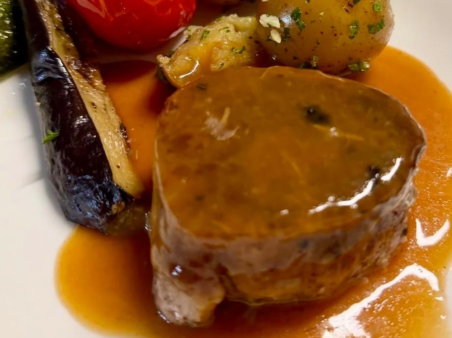 Plat du service traiteur : médaillon de viande en sauce et légumes rôtis