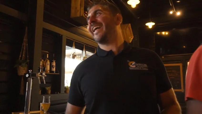 Vidéo du premier anniversaire d'Au Comptoir de l'Épicurien : l'équipe et les convives