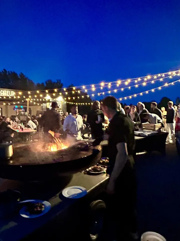 Soirée au Comptoir de l'Épicurien : le cuisinier devant le brasero, sous les guirlandes lumineuses